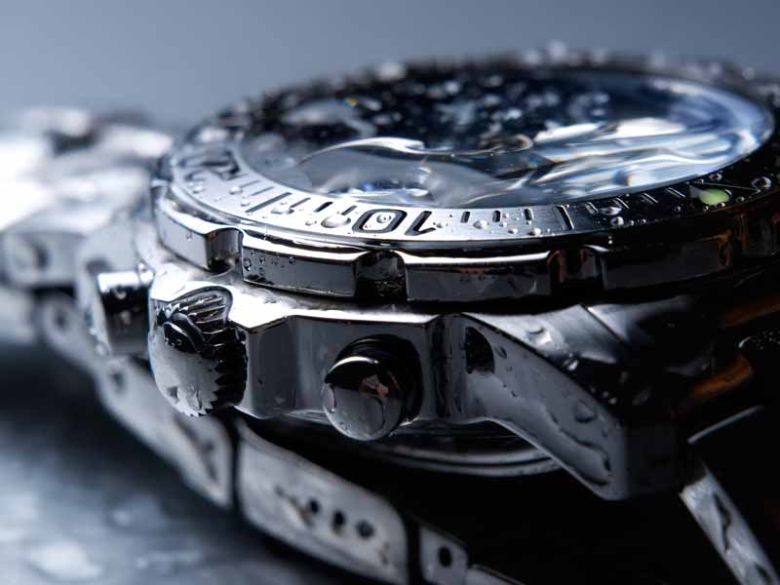 Armbanduhr mit Wassertropfen